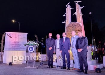 Από αριστερά ο Ιάκωβος Κωστίδης, ο Γιώργος Κικώτης, ο Νίκος Χριστοδουλίδης, ο Γιώργος Γεωργιάδης και ο Γιώργος Νικολέττος μπροστά στο μνημείο (φωτ.: Έλλη Τσολάκη)