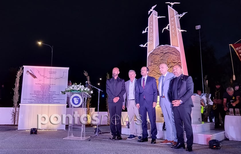 Από αριστερά ο Ιάκωβος Κωστίδης, ο Γιώργος Κικώτης, ο Νίκος Χριστοδουλίδης, ο Γιώργος Γεωργιάδης και ο Γιώργος Νικολέττος μπροστά στο μνημείο (φωτ.: Έλλη Τσολάκη)