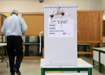 Πολίτης ψηφίζει σε εκλογικό τμήμα στη Λευκωσία κατά τη διάρκεια των βουλευτικών εκλογών της 24ης Μαΐου 2026 (φωτ.: EPA / George Christophorou)