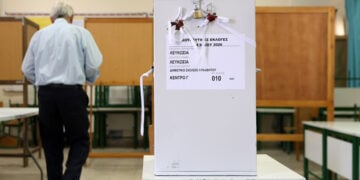 Πολίτης ψηφίζει σε εκλογικό τμήμα στη Λευκωσία κατά τη διάρκεια των βουλευτικών εκλογών της 24ης Μαΐου 2026 (φωτ.: EPA / George Christophorou)