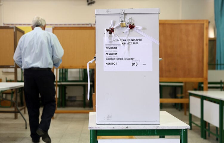 Πολίτης ψηφίζει σε εκλογικό τμήμα στη Λευκωσία κατά τη διάρκεια των βουλευτικών εκλογών της 24ης Μαΐου 2026 (φωτ.: EPA / George Christophorou)