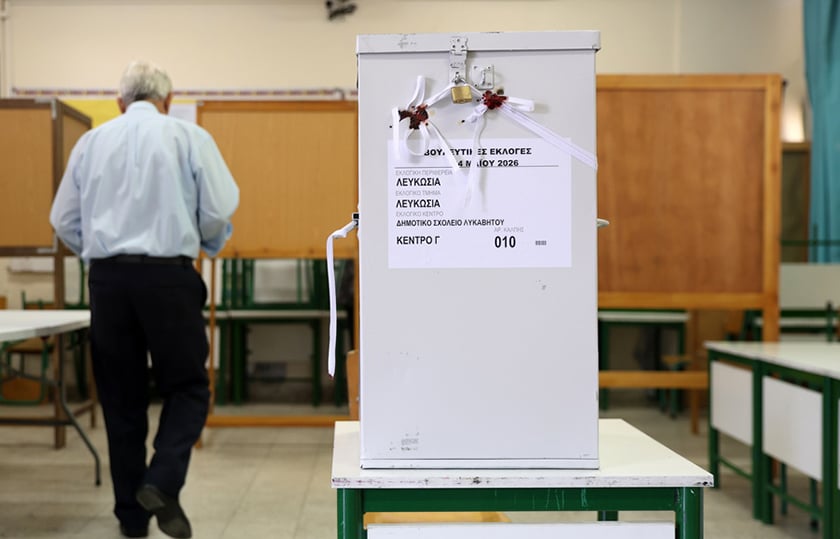 Πολίτης ψηφίζει σε εκλογικό τμήμα στη Λευκωσία κατά τη διάρκεια των βουλευτικών εκλογών της 24ης Μαΐου 2026 (φωτ.: EPA / George Christophorou)