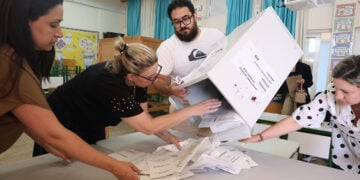 Μέλη εφορευτικής επιτροπής ανοίγουν κάλπη σε εκλογικό τμήμα στη Λευκωσία, Κυριακή 24 Μαΐου 2026 (φωτ.: EPA / George Christoforou)