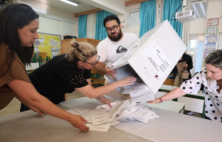 Μέλη εφορευτικής επιτροπής ανοίγουν κάλπη σε εκλογικό τμήμα στη Λευκωσία, Κυριακή 24 Μαΐου 2026 (φωτ.: EPA / George Christoforou)