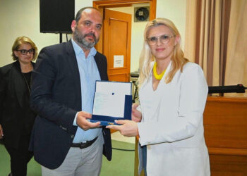 Ο Θεοδόσης Κυριακίδης παραλαμβάνει τιμητική διάκριση από την Ελίνα Διαμαντοπούλου (φωτ.: Δήμος Κατερίνης)