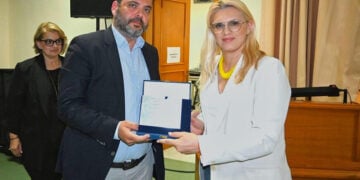 Ο Θεοδόσης Κυριακίδης παραλαμβάνει τιμητική διάκριση από την Ελίνα Διαμαντοπούλου (φωτ.: Δήμος Κατερίνης)