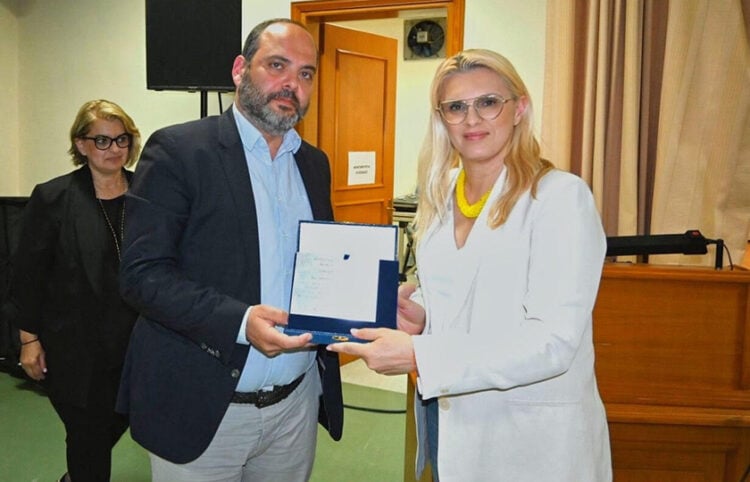 Ο Θεοδόσης Κυριακίδης παραλαμβάνει τιμητική διάκριση από την Ελίνα Διαμαντοπούλου (φωτ.: Δήμος Κατερίνης)