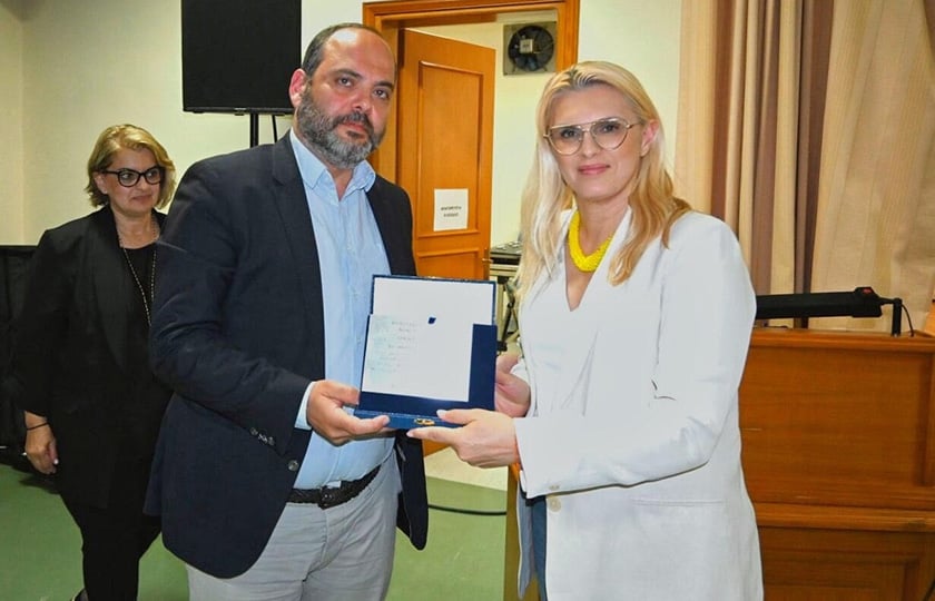 Ο Θεοδόσης Κυριακίδης παραλαμβάνει τιμητική διάκριση από την Ελίνα Διαμαντοπούλου (φωτ.: Δήμος Κατερίνης)