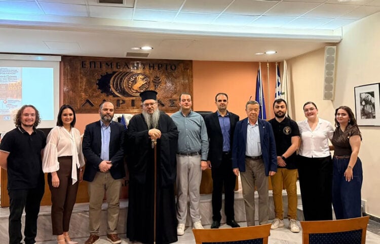 Μετά το τέλος της εκδήλωσης «Η ποντιακή γλώσσα και οι άγιοι του Πόντου: Παράδοση, πίστη και ταυτότητα», Κυριακή 10 Μαΐου 2026 (φωτ.: Facebook / Σύλλογος Ποντίων Φοιτητών Λάρισας)