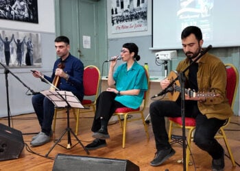 O Γιάννης Τσανασίδης, η Νατάσα Τσακηρίδου και ο Ιάκωβος Μωυσιάδης καλεσμένοι της Ένωσης Ποντίων Πιερίας. Αστική Σχολή Κατερίνης, Δευτέρα 11 Μαΐου 2026 (φωτ.: Facebook / Ένωση Ποντίων Πιερίας)
