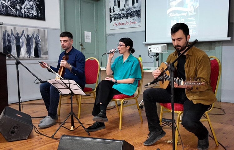 O Γιάννης Τσανασίδης, η Νατάσα Τσακηρίδου και ο Ιάκωβος Μωυσιάδης καλεσμένοι της Ένωσης Ποντίων Πιερίας. Αστική Σχολή Κατερίνης, Δευτέρα 11 Μαΐου 2026 (φωτ.: Facebook / Ένωση Ποντίων Πιερίας)