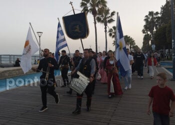 Στιγμιότυπο από την πορεία στο παραλιακό μέτωπο της Λεμεσού (φωτ.: Έλλη Τσολάκη)