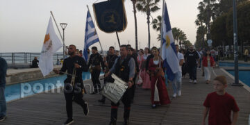 Στιγμιότυπο από την πορεία στο παραλιακό μέτωπο της Λεμεσού (φωτ.: Έλλη Τσολάκη)