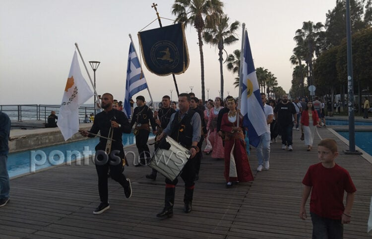 Στιγμιότυπο από την πορεία στο παραλιακό μέτωπο της Λεμεσού (φωτ.: Έλλη Τσολάκη)
