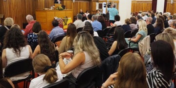 Ο Θεόφιλος Καστανίδης ομιλητής στην κατάμεστη αίθουσα της Διακιδείου Σχολής Λαού Πατρών, Τετάρτη 27 Μαΐου 2026 (φωτ.: Οδυσσέας Ξεριζωτής)