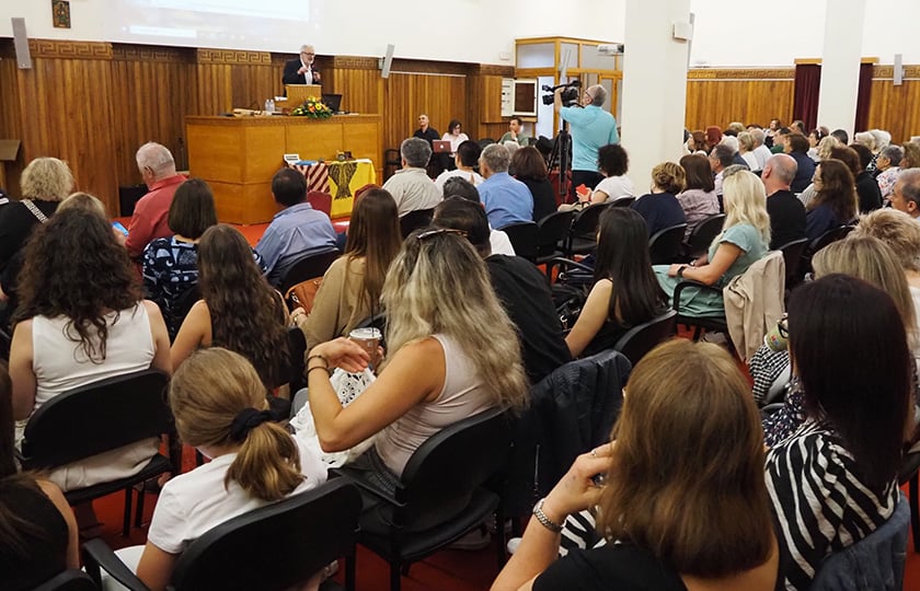 Ο Θεόφιλος Καστανίδης ομιλητής στην κατάμεστη  αίθουσα της Διακιδείου Σχολής Λαού Πατρών, Τετάρτη 27 Μαΐου 2026 (φωτ.: Οδυσσέας Ξεριζωτής)