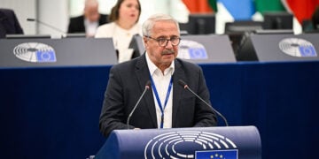 Ο Γιάννης Μανιάτης απευθύνεται στην ολομέλεια του Ευρωπαϊκού Κοινοβουλίου, 29 Απριλίου 2026 (πηγή: multimedia.europarl.europa.eu)