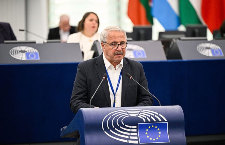 Ο Γιάννης Μανιάτης απευθύνεται στην ολομέλεια του Ευρωπαϊκού Κοινοβουλίου, 29 Απριλίου 2026 (πηγή: multimedia.europarl.europa.eu)