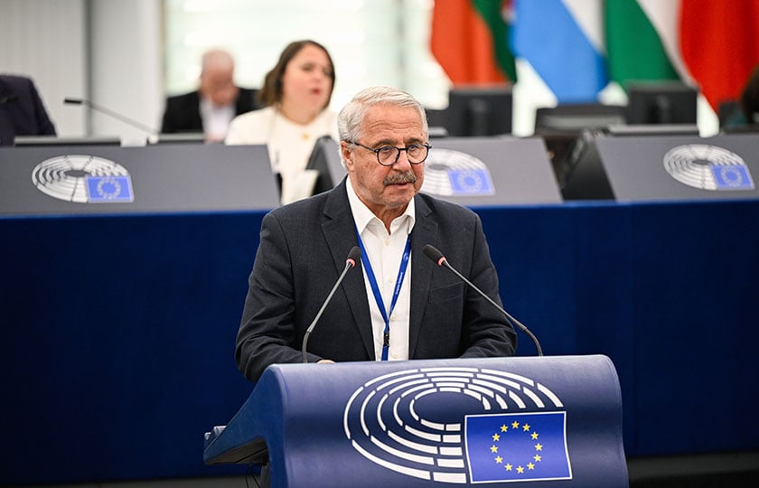 Ο Γιάννης Μανιάτης απευθύνεται στην ολομέλεια του Ευρωπαϊκού Κοινοβουλίου, 29 Απριλίου 2026 (πηγή: multimedia.europarl.europa.eu)