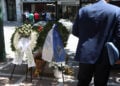 Λουλούδια έξω από το κτήριο όπου στεγαζόταν η τράπεζα Marfin στην οδό Σταδίου, Τρίτη 6 Μαΐου 2026 (φωτ.: EUROKINISSI / Δανάη Δαυλοπούλου)