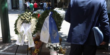 Λουλούδια έξω από το κτήριο όπου στεγαζόταν η τράπεζα Marfin στην οδό Σταδίου, Τρίτη 6 Μαΐου 2026 (φωτ.: EUROKINISSI / Δανάη Δαυλοπούλου)