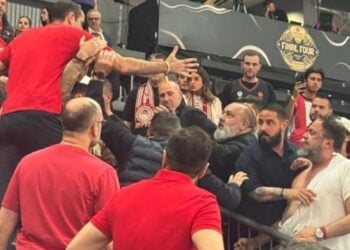 Ο Βαγγέλης Μαρινάκης (δεξιά) με σκισμένη μπλούζα λίγο πριν από τη λήξη του επεισοδίου με τον Γρηγόρη Δημητριάδη (πηγή: Χ)