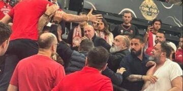 Ο Βαγγέλης Μαρινάκης (δεξιά) με σκισμένη μπλούζα λίγο πριν από τη λήξη του επεισοδίου με τον Γρηγόρη Δημητριάδη (πηγή: Χ)