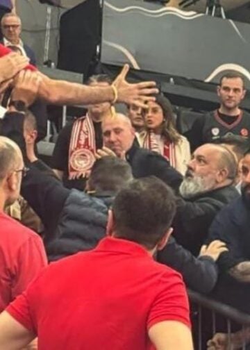 Ο Βαγγέλης Μαρινάκης (δεξιά) με σκισμένη μπλούζα λίγο πριν από τη λήξη του επεισοδίου με τον Γρηγόρη Δημητριάδη (πηγή: Χ)