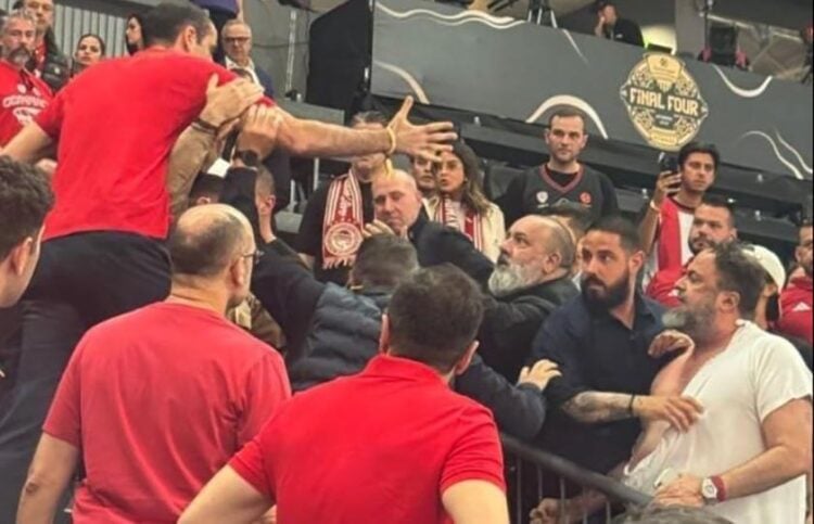 Ο Βαγγέλης Μαρινάκης (δεξιά) με σκισμένη μπλούζα λίγο πριν από τη λήξη του επεισοδίου με τον Γρηγόρη Δημητριάδη (πηγή: Χ)