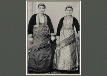 (Φωτ.: Ιωάννης Αμαραντίδης, «Οι ενδυμασίες των γυναικών του Πόντου», Κέντρο Μελέτης Παραδοσιακού Χορού «Κύκλος»)
