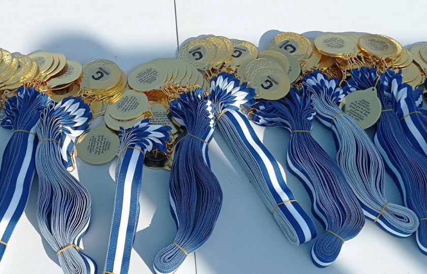 Τα αναμνηστικά μετάλλια για τον αγώνα δρόμου που έγινε στην παραλία Βόλου το 2025 (φωτ.: Facebook / Ένωση Ποντίων Νομού Μαγνησίας)