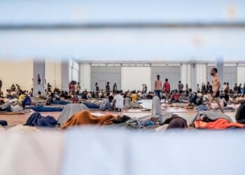 Πρόσφυγες και μετανάστες στο Εκθεσιακό Κέντρο Αγυιάς Χανιών, τον Σεπτέμβριο του 2025 (φωτ.: EUROKINISSI)