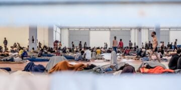 Πρόσφυγες και μετανάστες στο Εκθεσιακό Κέντρο Αγυιάς Χανιών, τον Σεπτέμβριο του 2025 (φωτ.: EUROKINISSI)