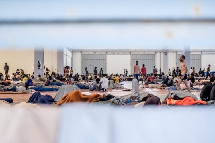 Πρόσφυγες και μετανάστες στο Εκθεσιακό Κέντρο Αγυιάς Χανιών, τον Σεπτέμβριο του 2025 (φωτ.: EUROKINISSI)