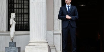 Ο Κυριάκος Μητσοτάκης στην είσοδο του Μαξίμου (φωτ.: EUROKINISSI / Τατιάνα Μπόλαρη)