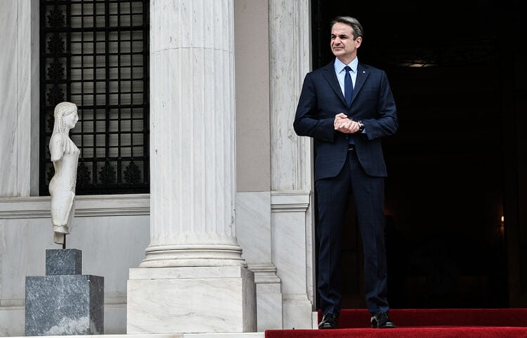 Ο Κυριάκος Μητσοτάκης στην είσοδο του Μαξίμου (φωτ.: EUROKINISSI / Τατιάνα Μπόλαρη)