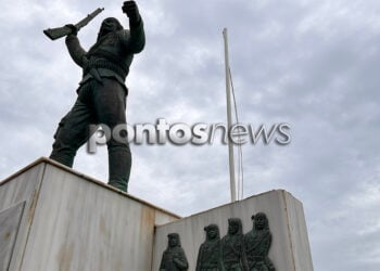 Ο Ακρίτας αποτελεί μέρος της σύνθεσης του μνημείου Πόντιων Αγωνιστών που βρίσκεται στην παραλία της Αλεξανδρούπολης (φωτ.: Γεωργία Βορύλλα)