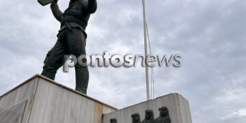 Ο Ακρίτας αποτελεί μέρος της σύνθεσης του μνημείου Πόντιων Αγωνιστών που βρίσκεται στην παραλία της Αλεξανδρούπολης (φωτ.: Γεωργία Βορύλλα)