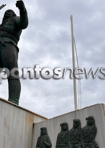 Ο Ακρίτας αποτελεί μέρος της σύνθεσης του μνημείου Πόντιων Αγωνιστών που βρίσκεται στην παραλία της Αλεξανδρούπολης (φωτ.: Γεωργία Βορύλλα)