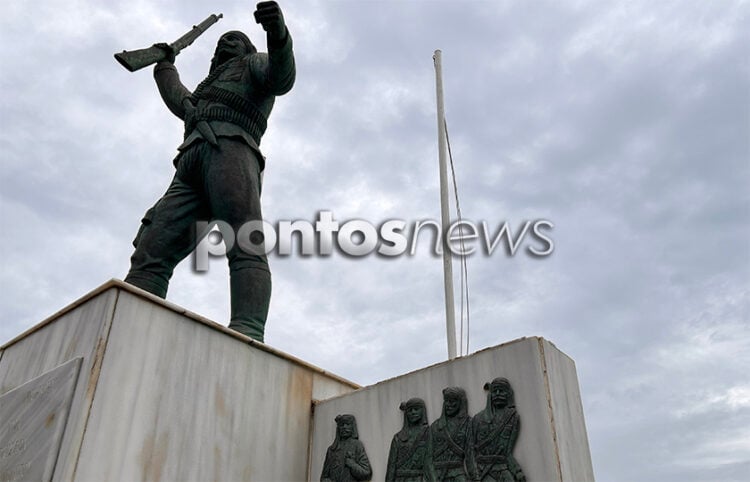 Ο Ακρίτας αποτελεί μέρος της σύνθεσης του μνημείου Πόντιων Αγωνιστών που βρίσκεται στην παραλία της Αλεξανδρούπολης (φωτ.: Γεωργία Βορύλλα)