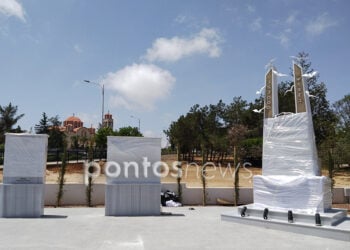 Το μνημείο στο Παραλίμνι, πριν από τα αποκαλυπτήρια (φωτ.: Έλλη Τσολάκη)