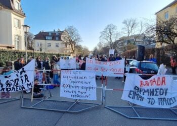 Στιγμιότυπο από παλιότερη διαμαρτυρία για τα ελληνικά σχολεία του Μονάχου (φωτ.: Facebook / Σύλλογος Γονέων και Κηδεμόνων Μονάχου και Περιχώρων)