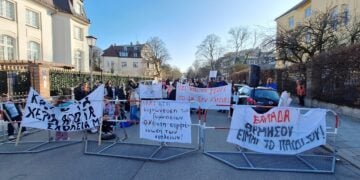 Στιγμιότυπο από παλιότερη διαμαρτυρία για τα ελληνικά σχολεία του Μονάχου (φωτ.: Facebook / Σύλλογος Γονέων και Κηδεμόνων Μονάχου και Περιχώρων)