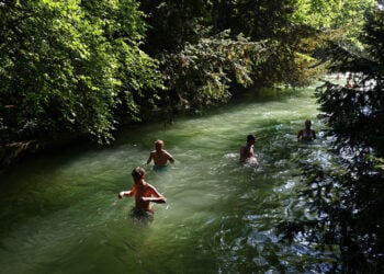 Μπάνιο στο ποτάμι που διασχίζει τον Αγγλικό Κήπο – Το must για τους κατοίκους του Μονάχου τέτοιες μέρες (φωτ.: EPA / Anna Szilagyi)