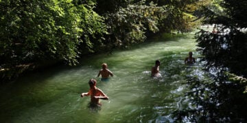 Μπάνιο στο ποτάμι που διασχίζει τον Αγγλικό Κήπο – Το must για τους κατοίκους του Μονάχου τέτοιες μέρες (φωτ.: EPA / Anna Szilagyi)