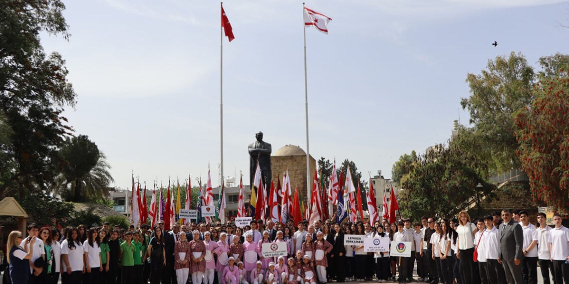 Μαθητές και μαθήτριες μαζί με τον «υπουργό» Παιδείας στον ανδριάντα του Μουσταφά Κεμάλ στην κατεχόμενη Λευκωσία, Τρίτη 12 Μαΐου 2026 (φωτ.: Facebook / KKTC - Milli Eğitim Bakanlığı)