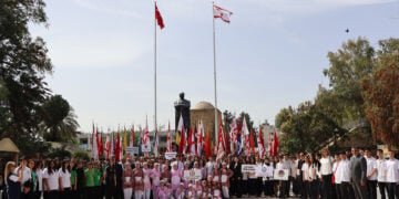 Μαθητές και μαθήτριες μαζί με τον «υπουργό» Παιδείας στον ανδριάντα του Μουσταφά Κεμάλ στην κατεχόμενη Λευκωσία, Τρίτη 12 Μαΐου 2026 (φωτ.: Facebook / KKTC - Milli Eğitim Bakanlığı)