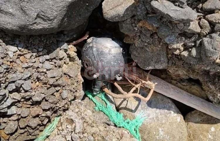 Η θαλάσσια νάρκη που βρέθηκε σε βραχώδη περιοχή ανάμεσα στη Μίλατο και την Ελούντα, στην ανατολική Κρήτη (φωτ.: ekriti.gr)