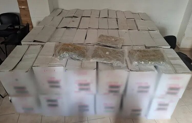 Κούτες και ναρκωτικά που κατασχέθηκαν από την νταλίκα στο λιμάνι της Ηγουμενίτσας (πηγή: ΕΛΑΣ)