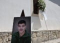 Έξω από το ναό στον Χώνο Μυλοποτάμου όπου έγινε η κηδεία του 21χρονου Νικήστρατου Γεμιστού, Πέμπτη 7 Μαΐου 2026 (φωτ.: EUROKINISSI / Στέφανος Ραπάνης)